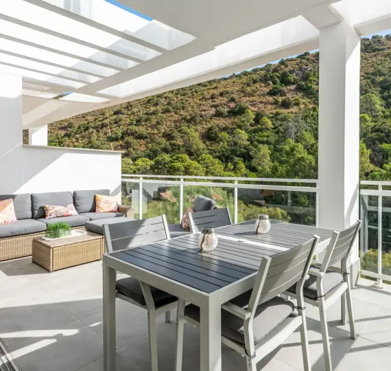 Sale of middle floor apartment in Benahavís