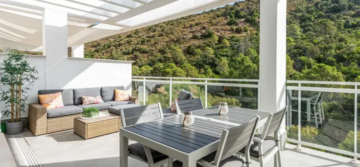 Sale of middle floor apartment in Benahavís 0