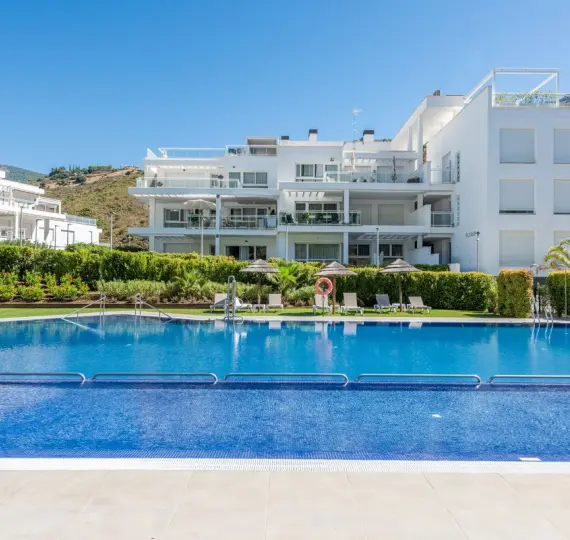 Sale of middle floor apartment in Benahavís