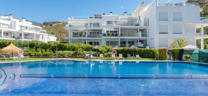 Sale of middle floor apartment in Benahavís 1