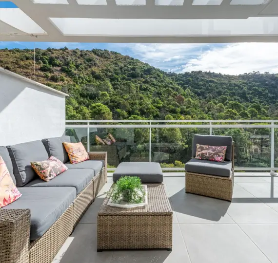 Sale of middle floor apartment in Benahavís