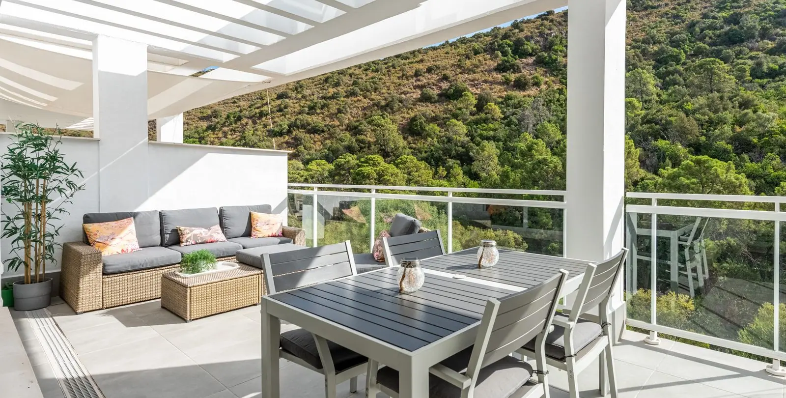 Sale of middle floor apartment in Benahavís 1