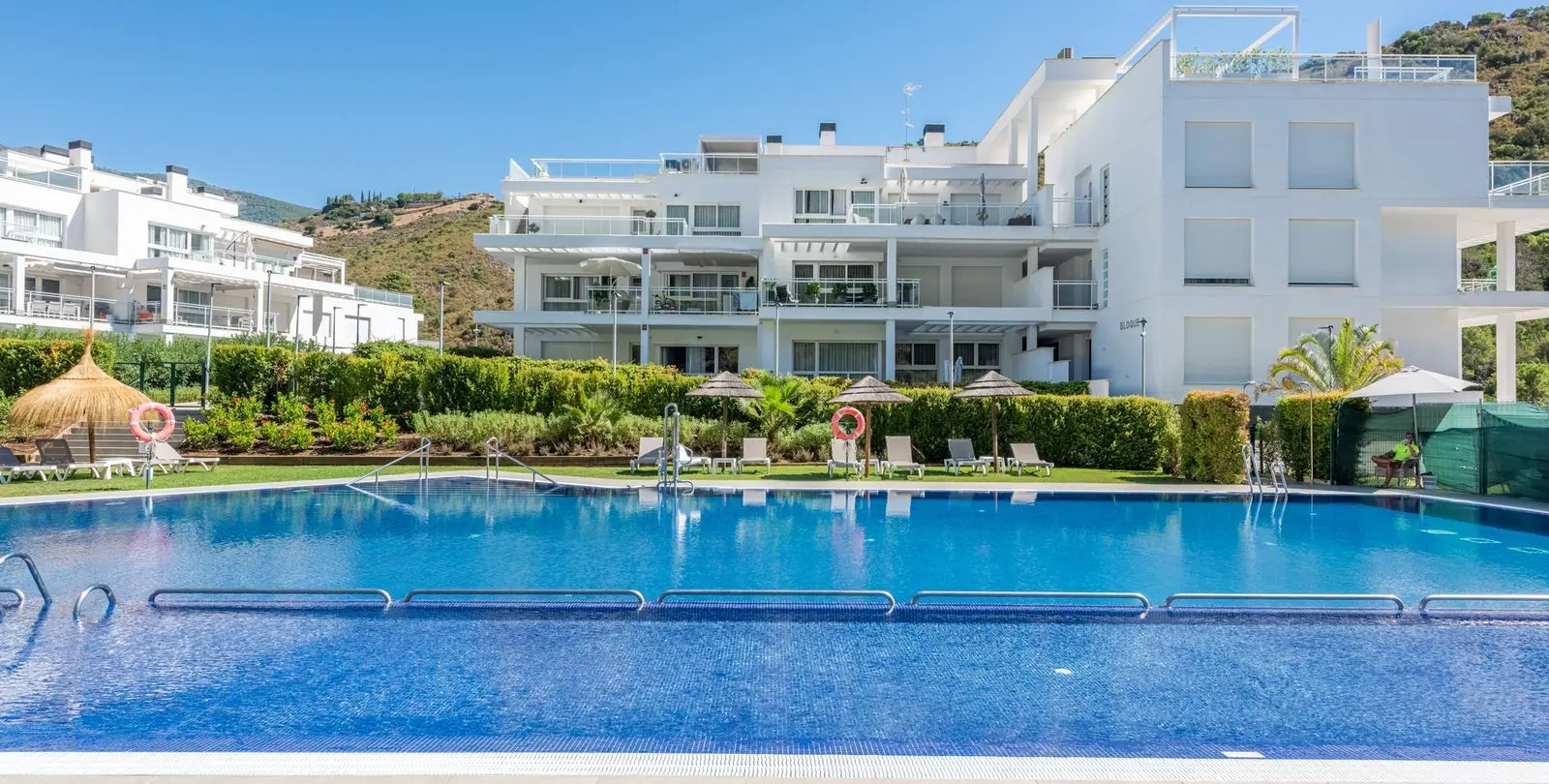 Sale of middle floor apartment in Benahavís 2