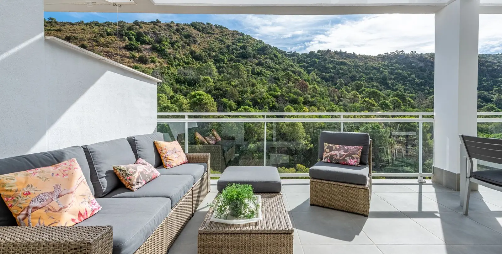 Sale of middle floor apartment in Benahavís 6