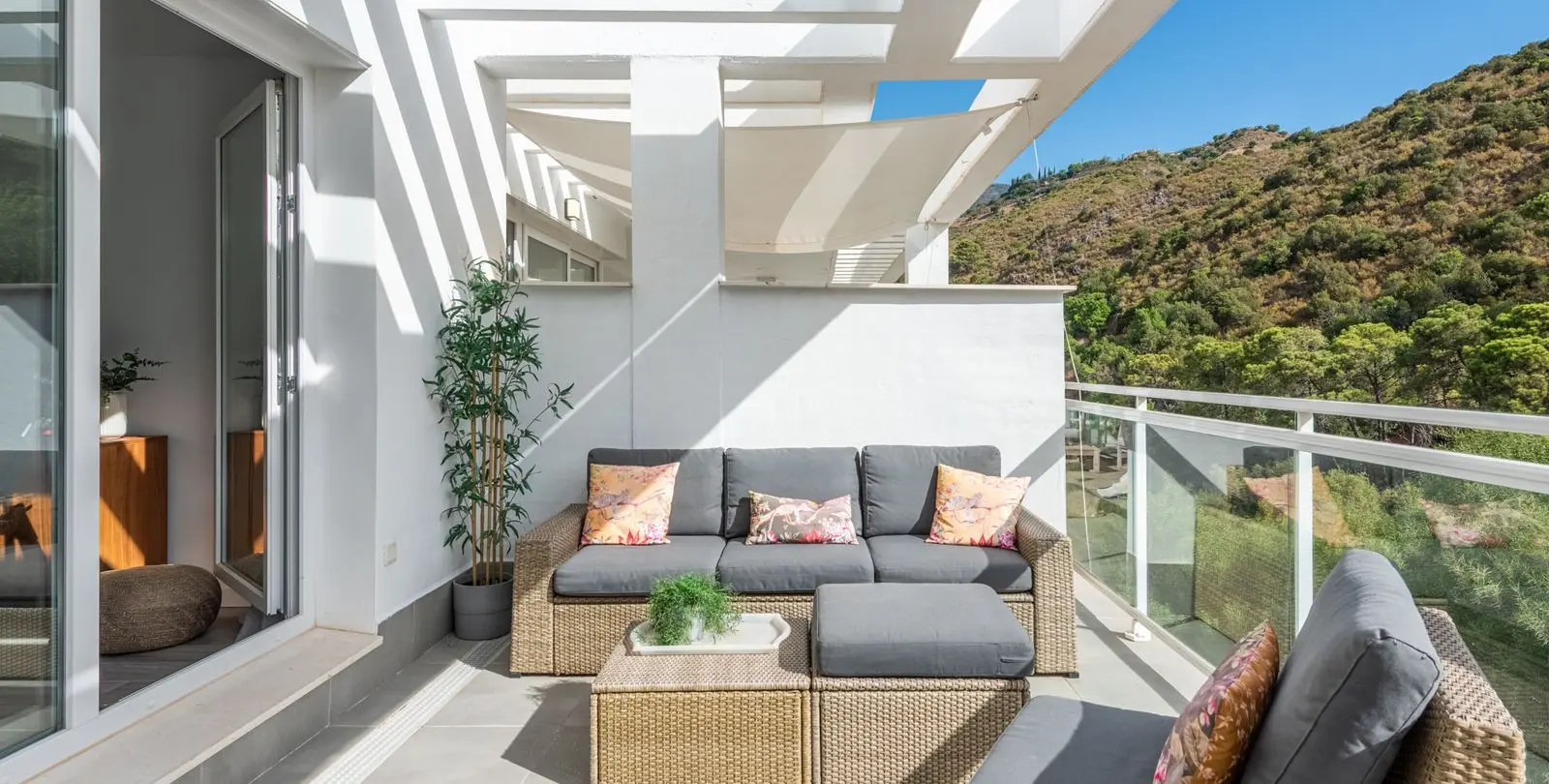 Sale of middle floor apartment in Benahavís 7