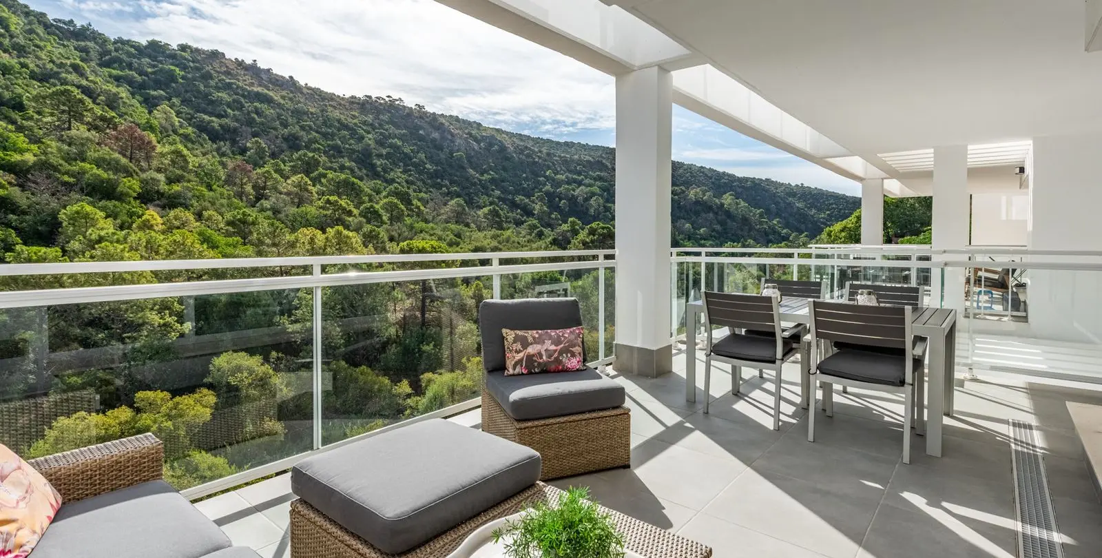 Sale of middle floor apartment in Benahavís 8