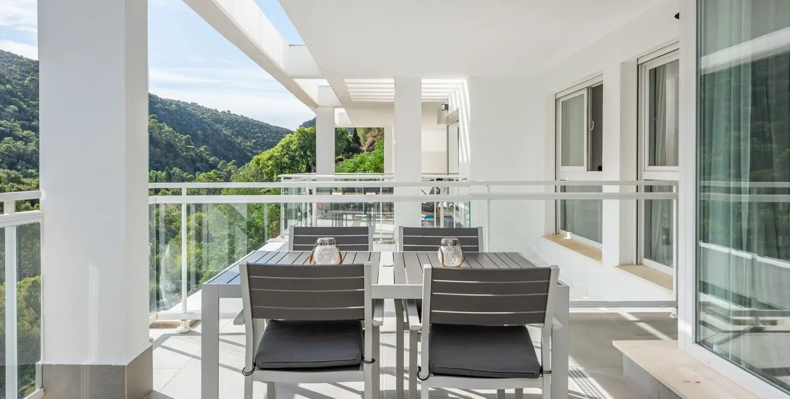 Sale of middle floor apartment in Benahavís 9