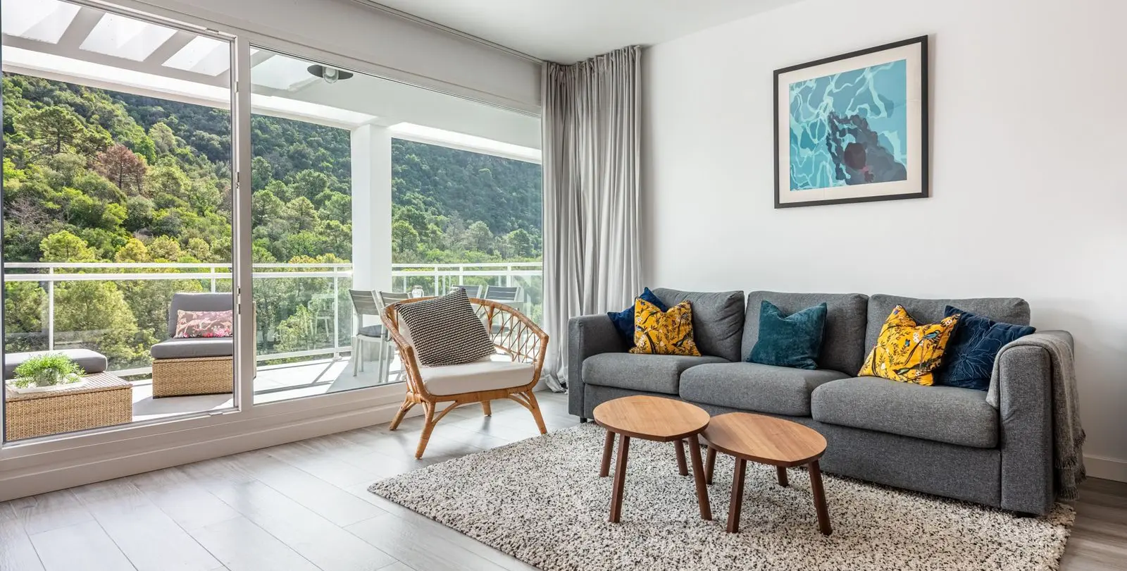 Sale of middle floor apartment in Benahavís 12