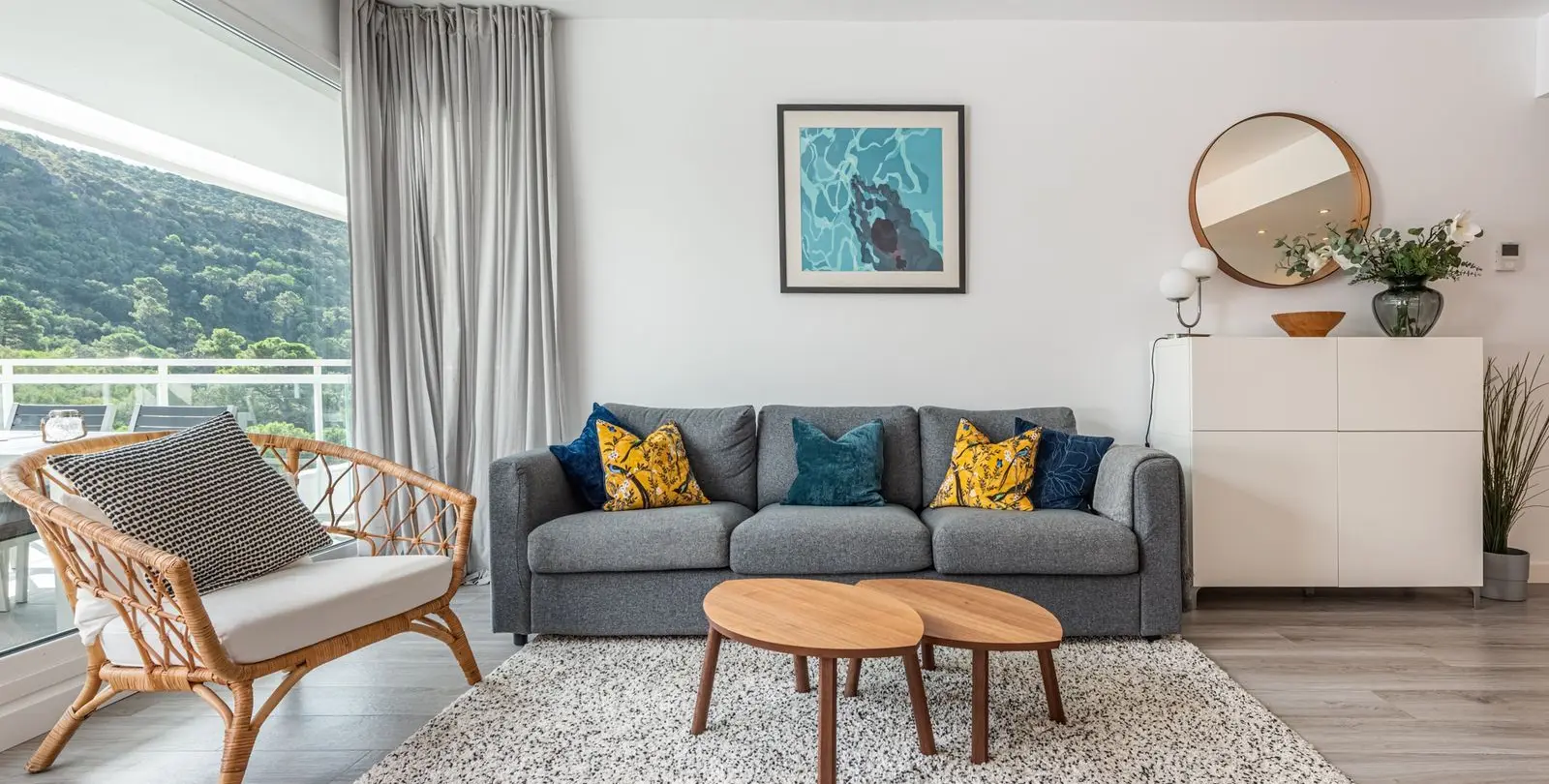 Sale of middle floor apartment in Benahavís 13