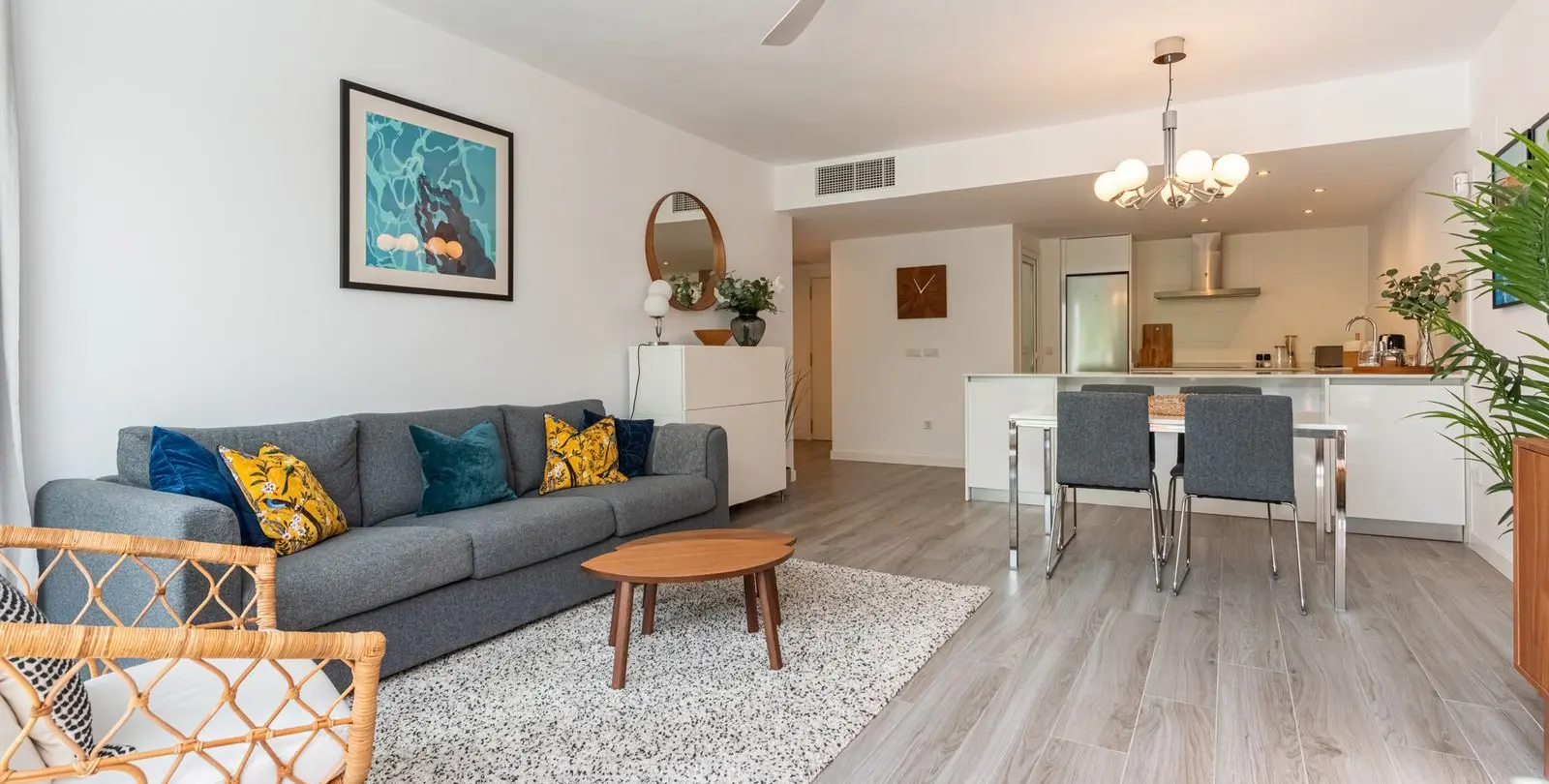 Sale of middle floor apartment in Benahavís 14