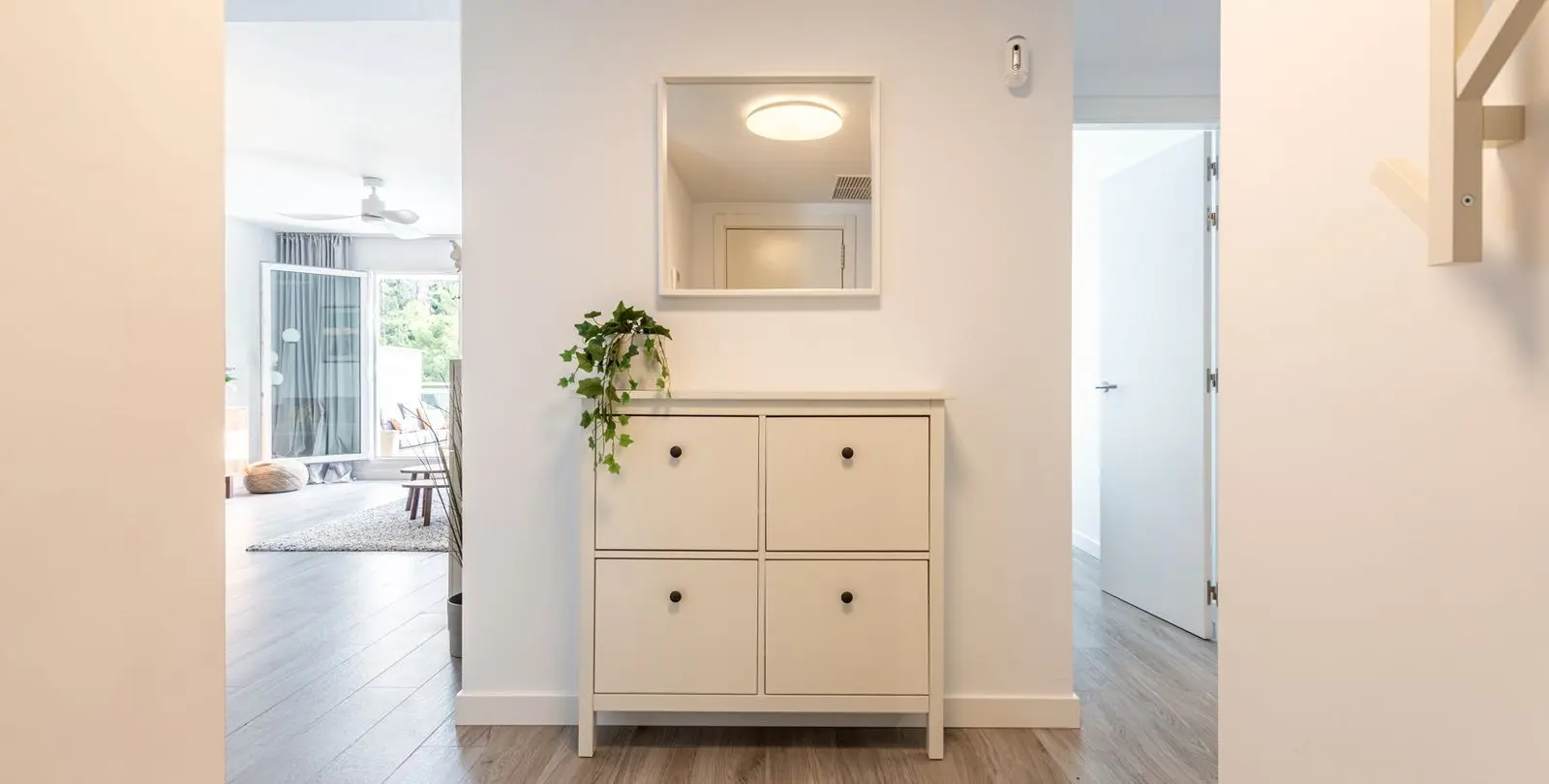 Sale of middle floor apartment in Benahavís 16