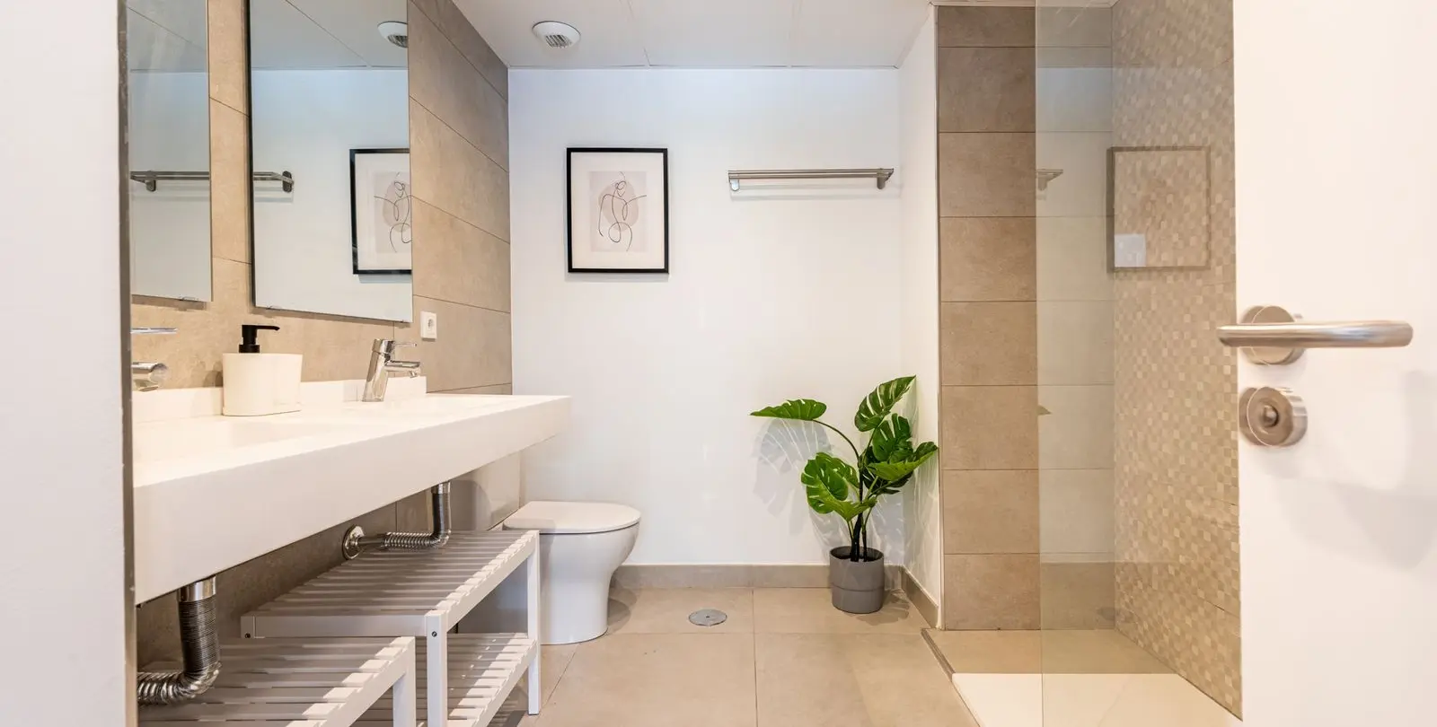 Sale of middle floor apartment in Benahavís 18