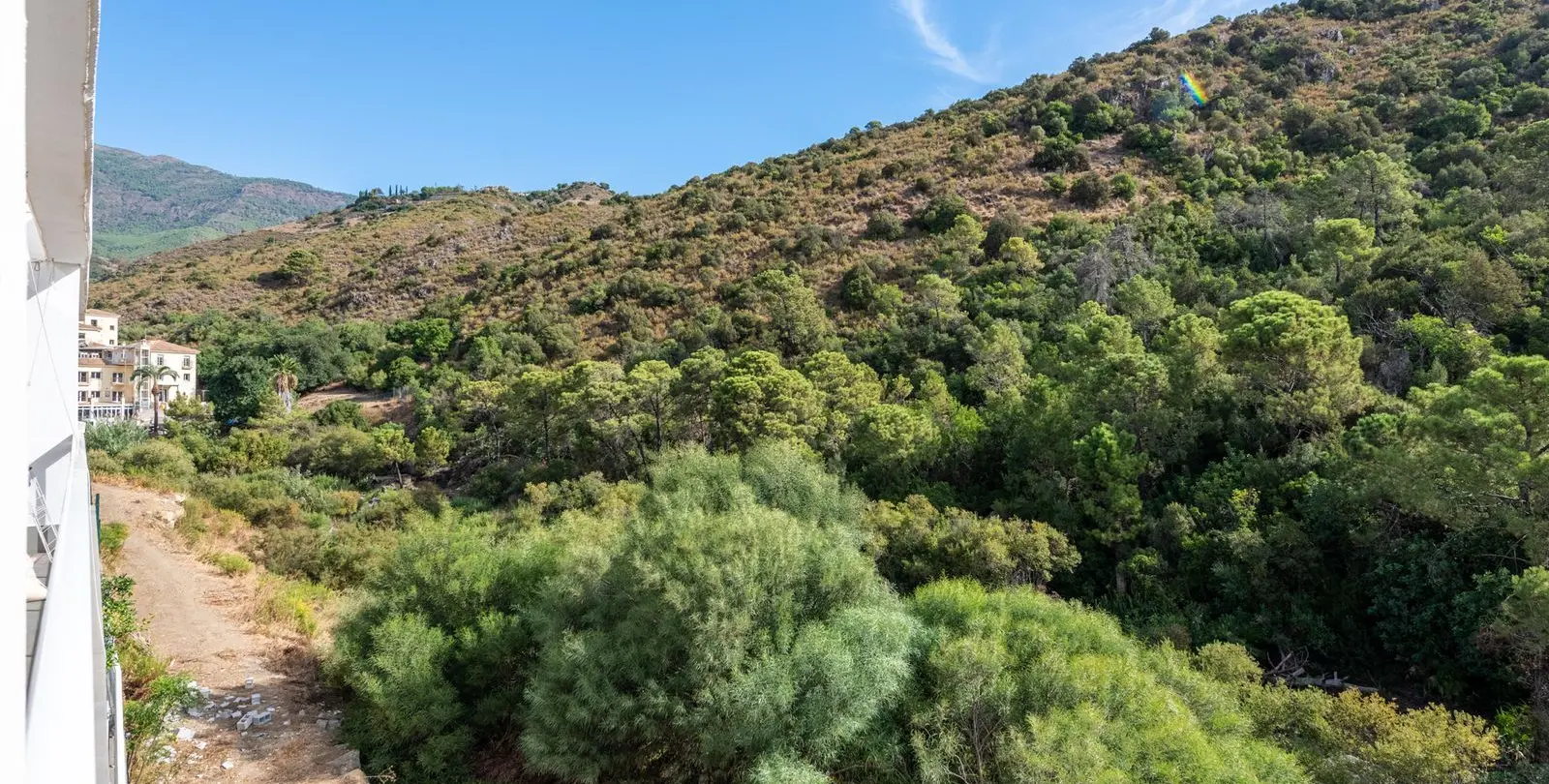 Sale of middle floor apartment in Benahavís 22