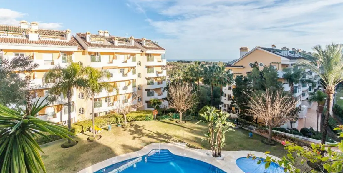 Продажа апартаментов на среднем этаже в Nueva Andalucía 2