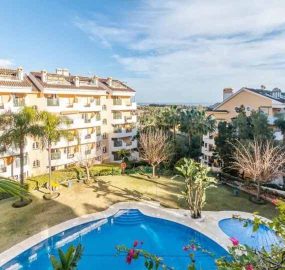 Sale of middle floor apartment in Nueva Andalucía
