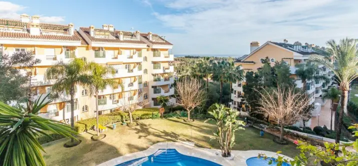 Sale of middle floor apartment in Nueva Andalucía 1