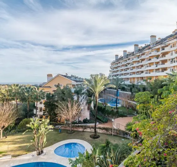 Sale of middle floor apartment in Nueva Andalucía
