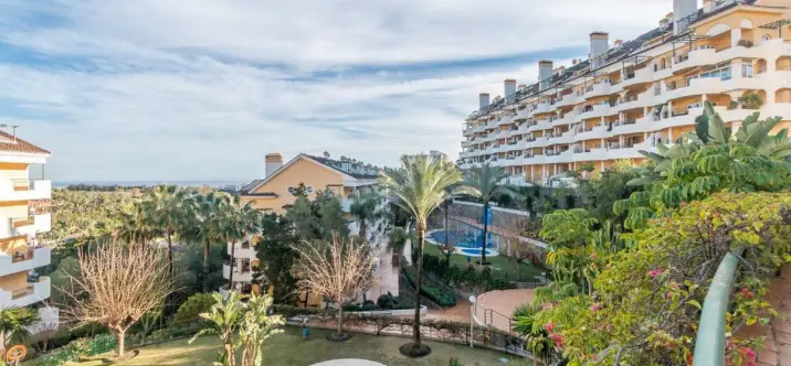 Sale of middle floor apartment in Nueva Andalucía 3