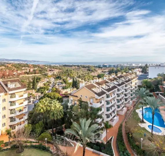 Sale of middle floor apartment in Nueva Andalucía