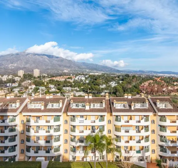 Sale of middle floor apartment in Nueva Andalucía