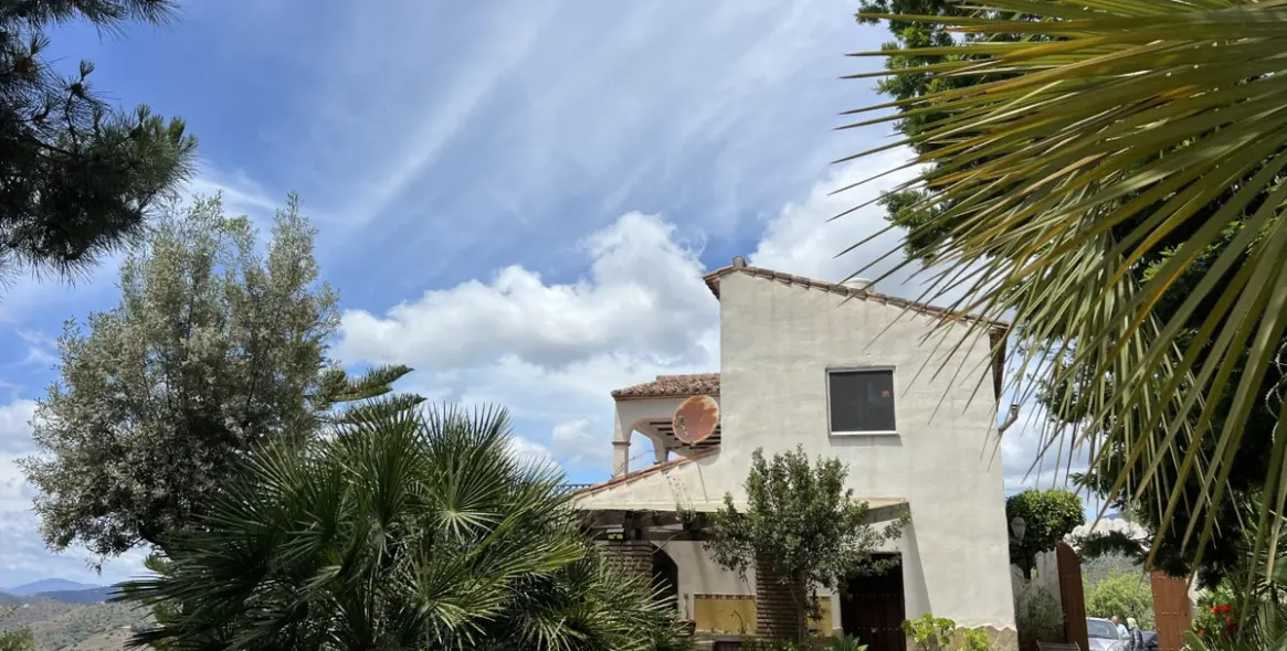 Sale of detached villa in Sayalonga 2