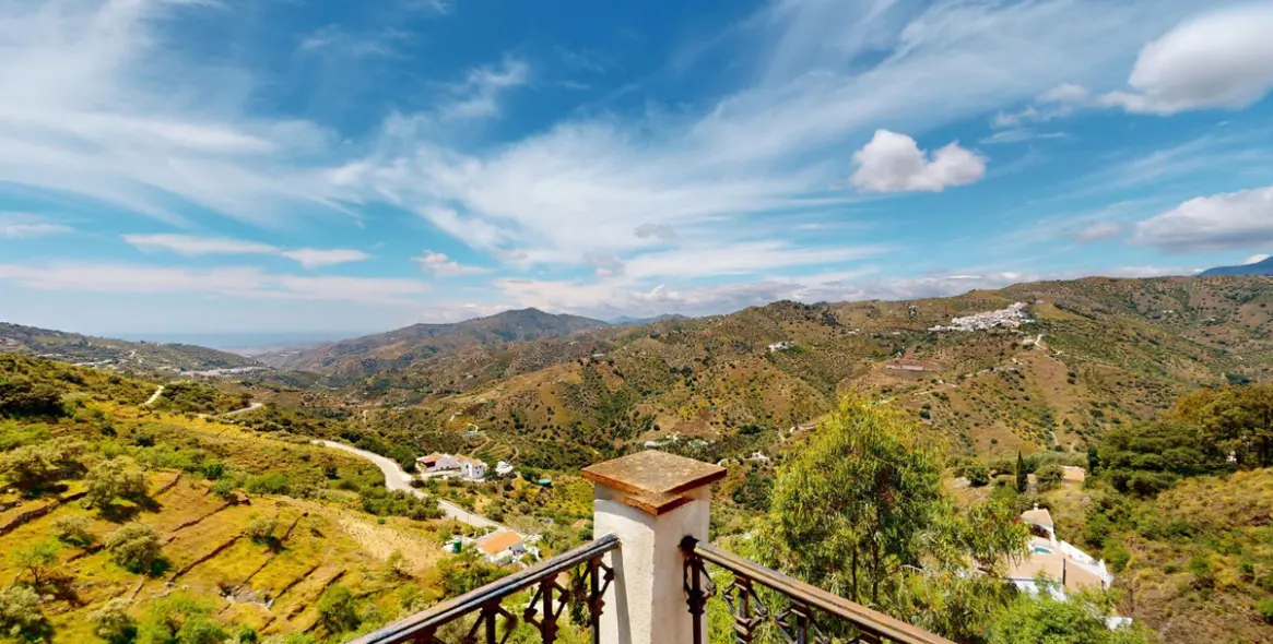 Sale of detached villa in Sayalonga 6