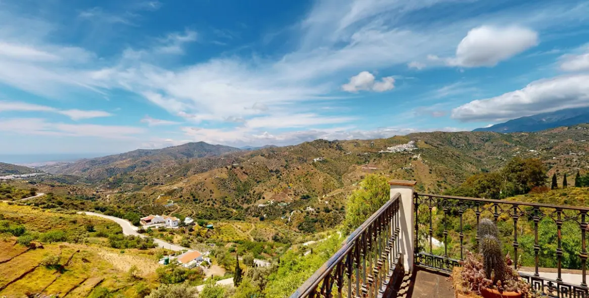 Sale of detached villa in Sayalonga 45