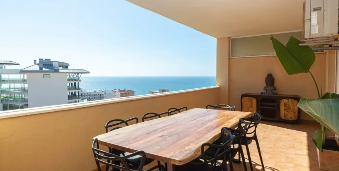 Sale of middle floor apartment in Carvajal 2
