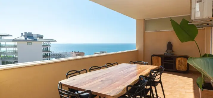Sale of middle floor apartment in Carvajal 1