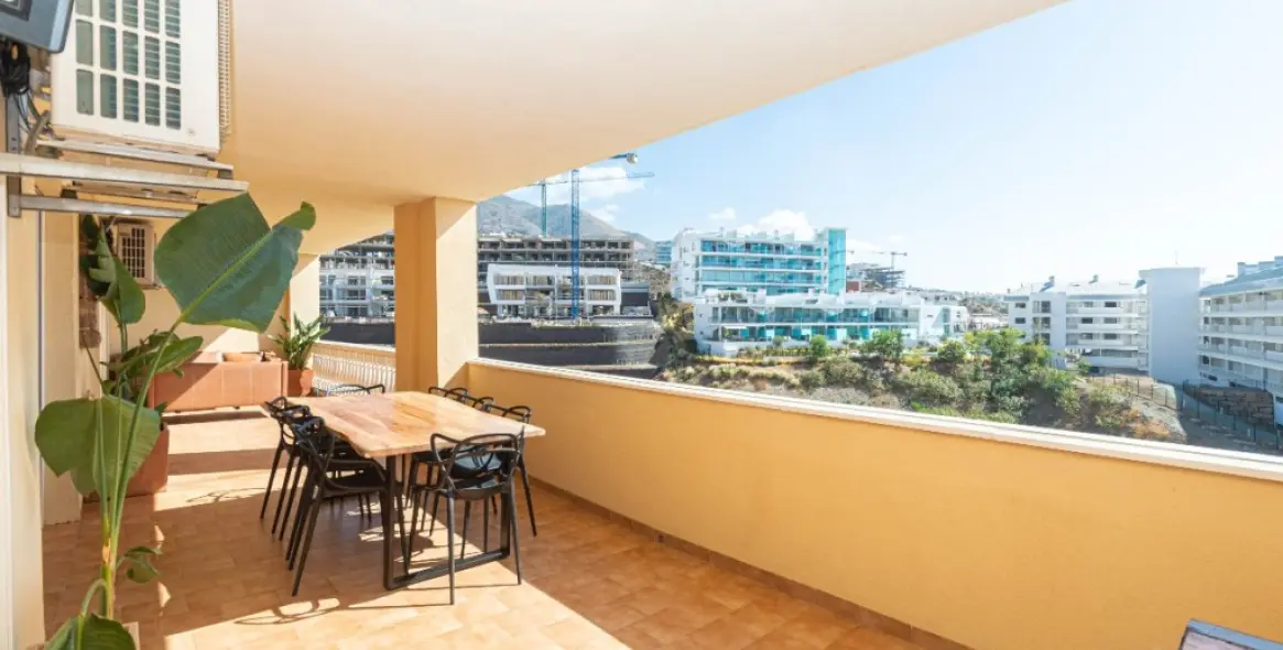 Sale of middle floor apartment in Carvajal 8
