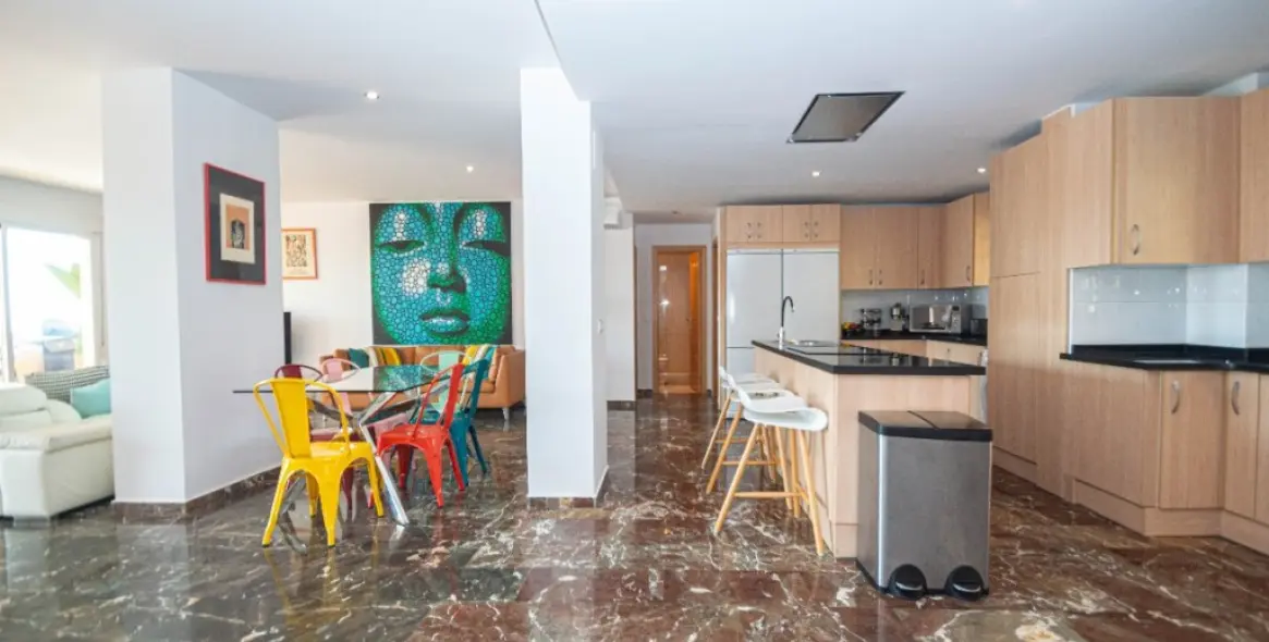 Sale of middle floor apartment in Carvajal 10