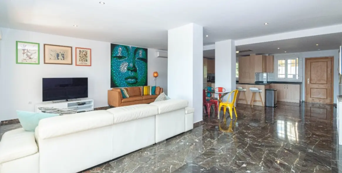 Sale of middle floor apartment in Carvajal 11