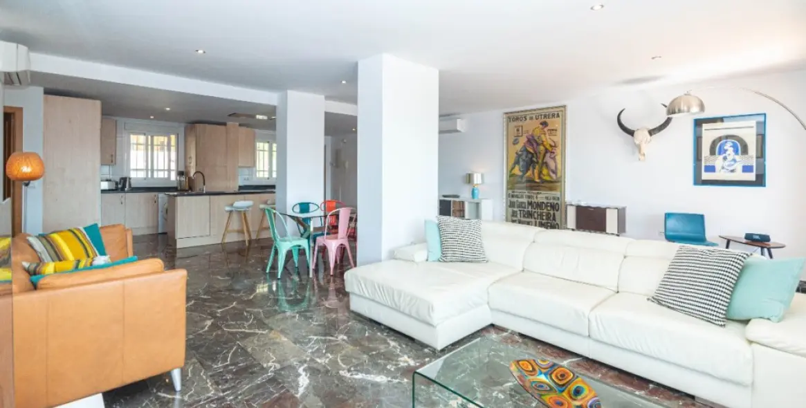 Sale of middle floor apartment in Carvajal 12