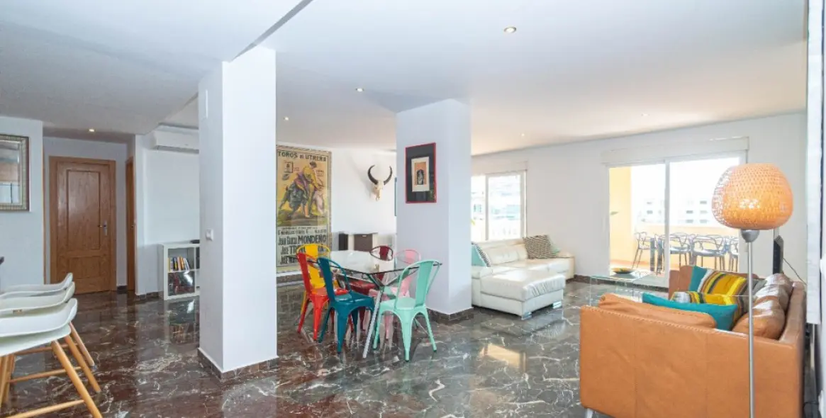 Sale of middle floor apartment in Carvajal 13