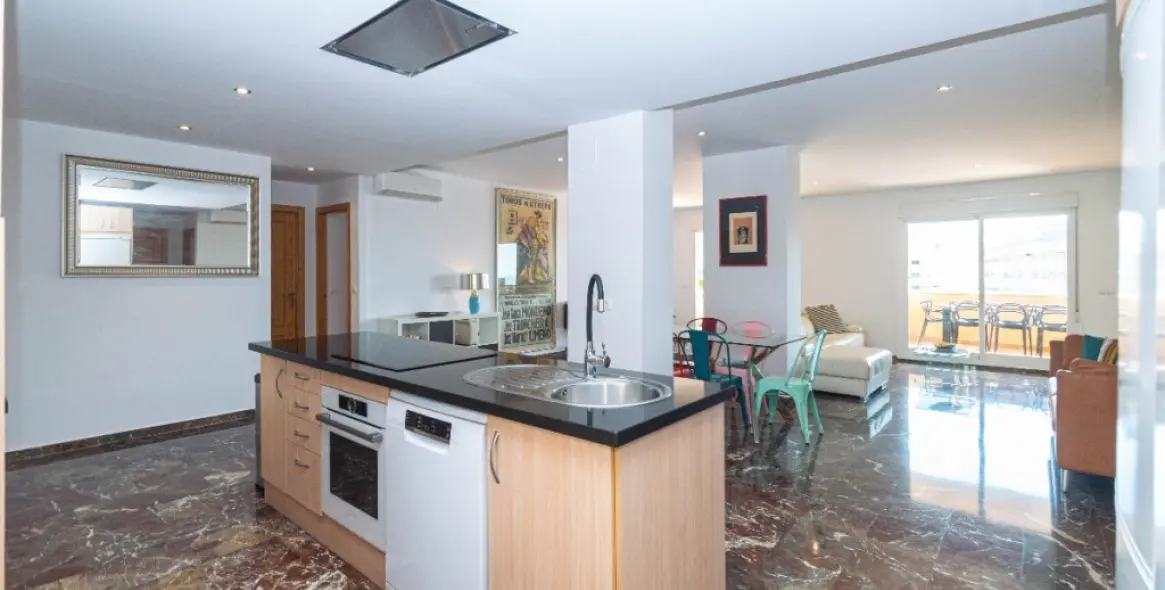 Sale of middle floor apartment in Carvajal 18