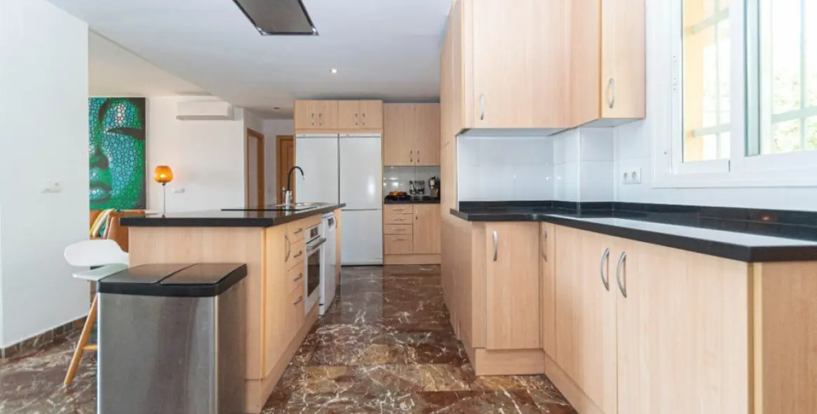 Sale of middle floor apartment in Carvajal 19