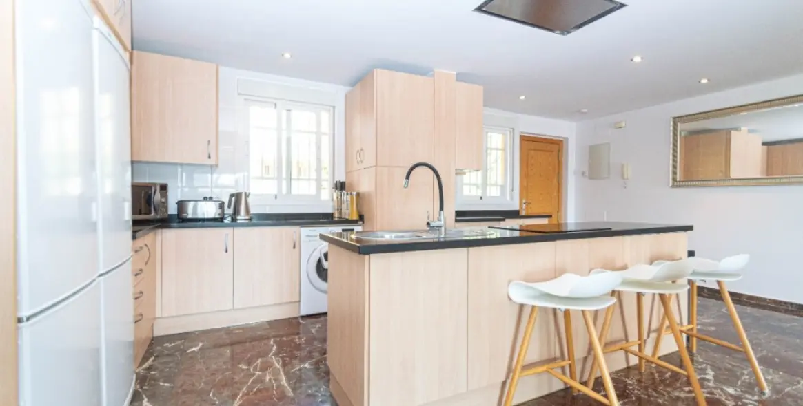 Sale of middle floor apartment in Carvajal 20