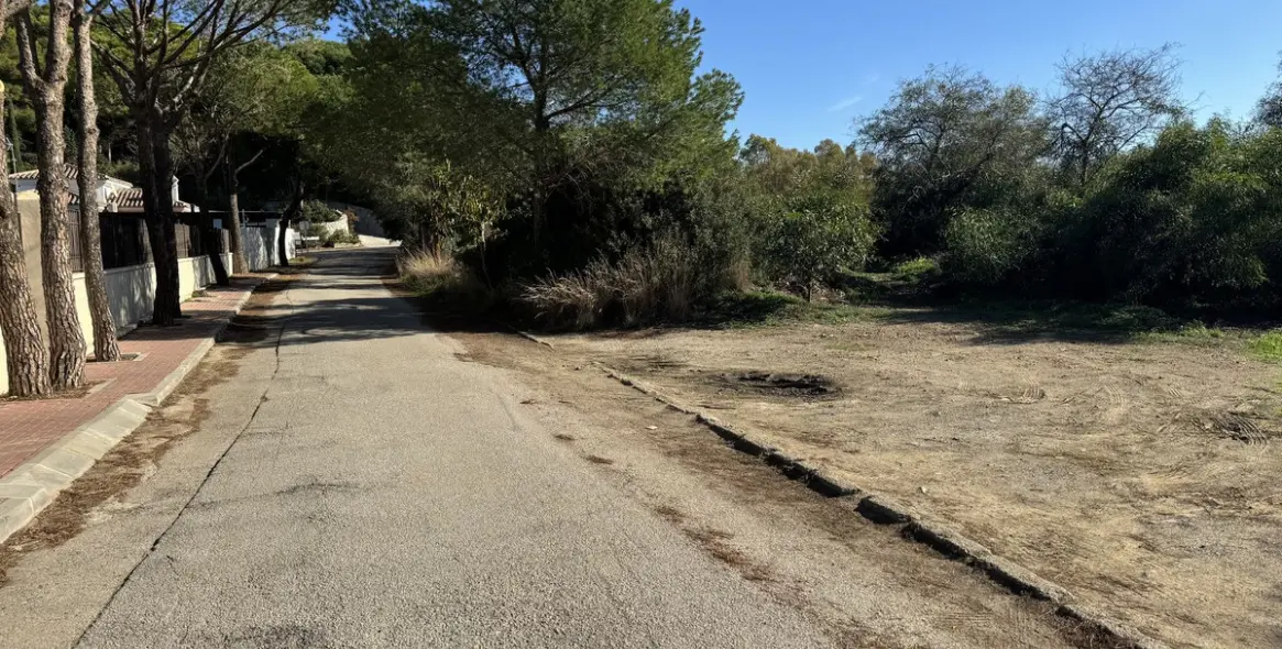 Sale of residential plot in Elviria 3