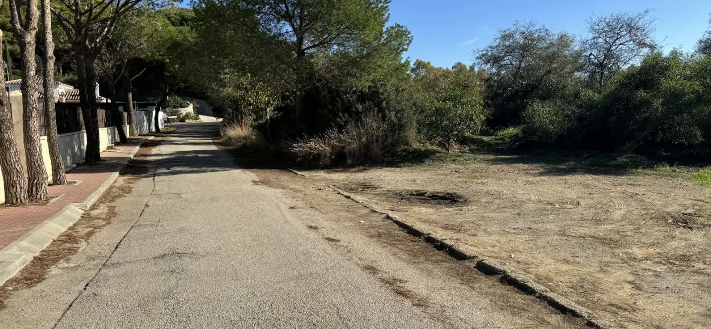 Sale of residential plot in Elviria 2