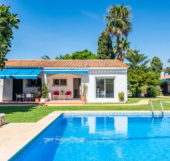 Venta de apartamento en planta baja en San Pedro de Alcántara