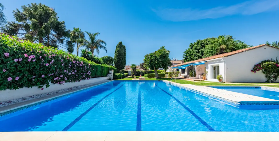 Venta de apartamento en planta baja en San Pedro de Alcántara 11