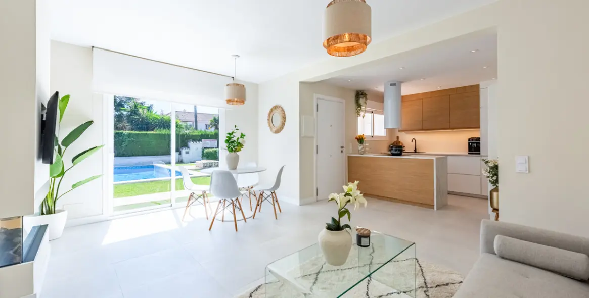 Venta de apartamento en planta baja en San Pedro de Alcántara 14