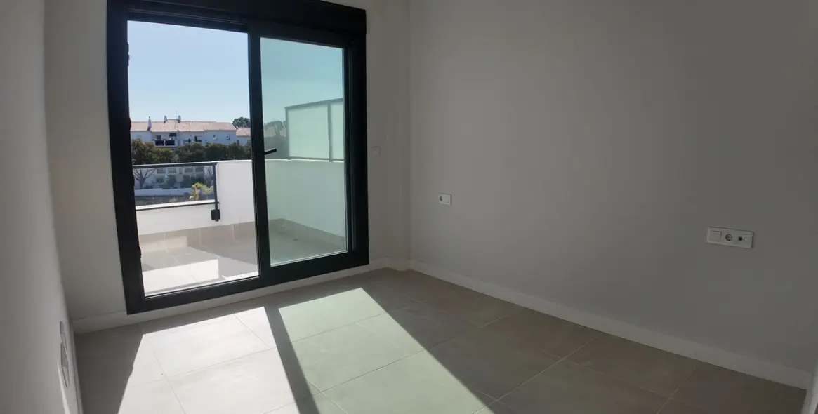 Sale of penthouse in Estepona 18