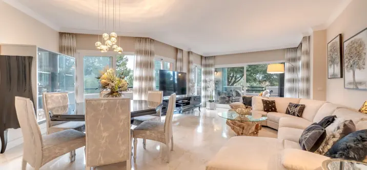 Sale of middle floor apartment in Elviria 0