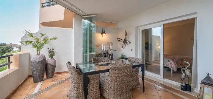 Sale of middle floor apartment in Elviria 1