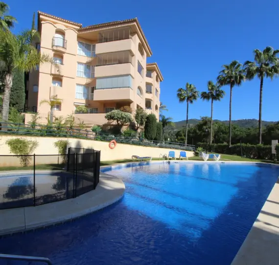 Sale of middle floor apartment in Elviria