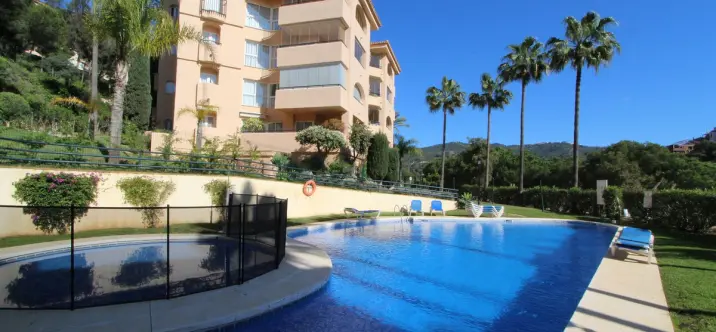 Sale of middle floor apartment in Elviria 2