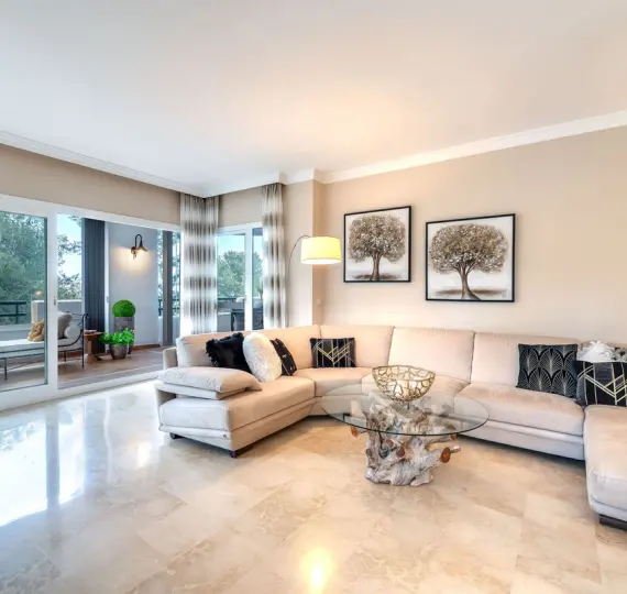 Sale of middle floor apartment in Elviria