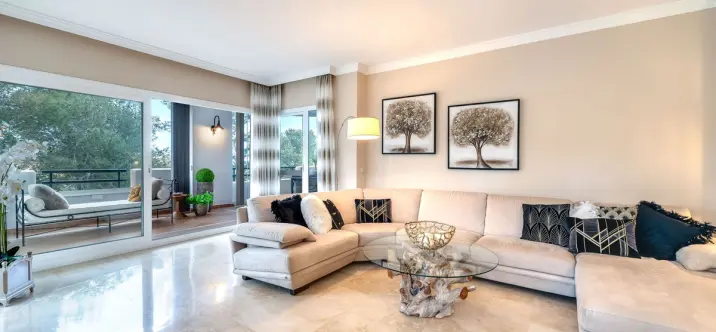 Sale of middle floor apartment in Elviria 3