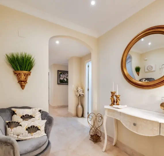 Sale of middle floor apartment in Elviria